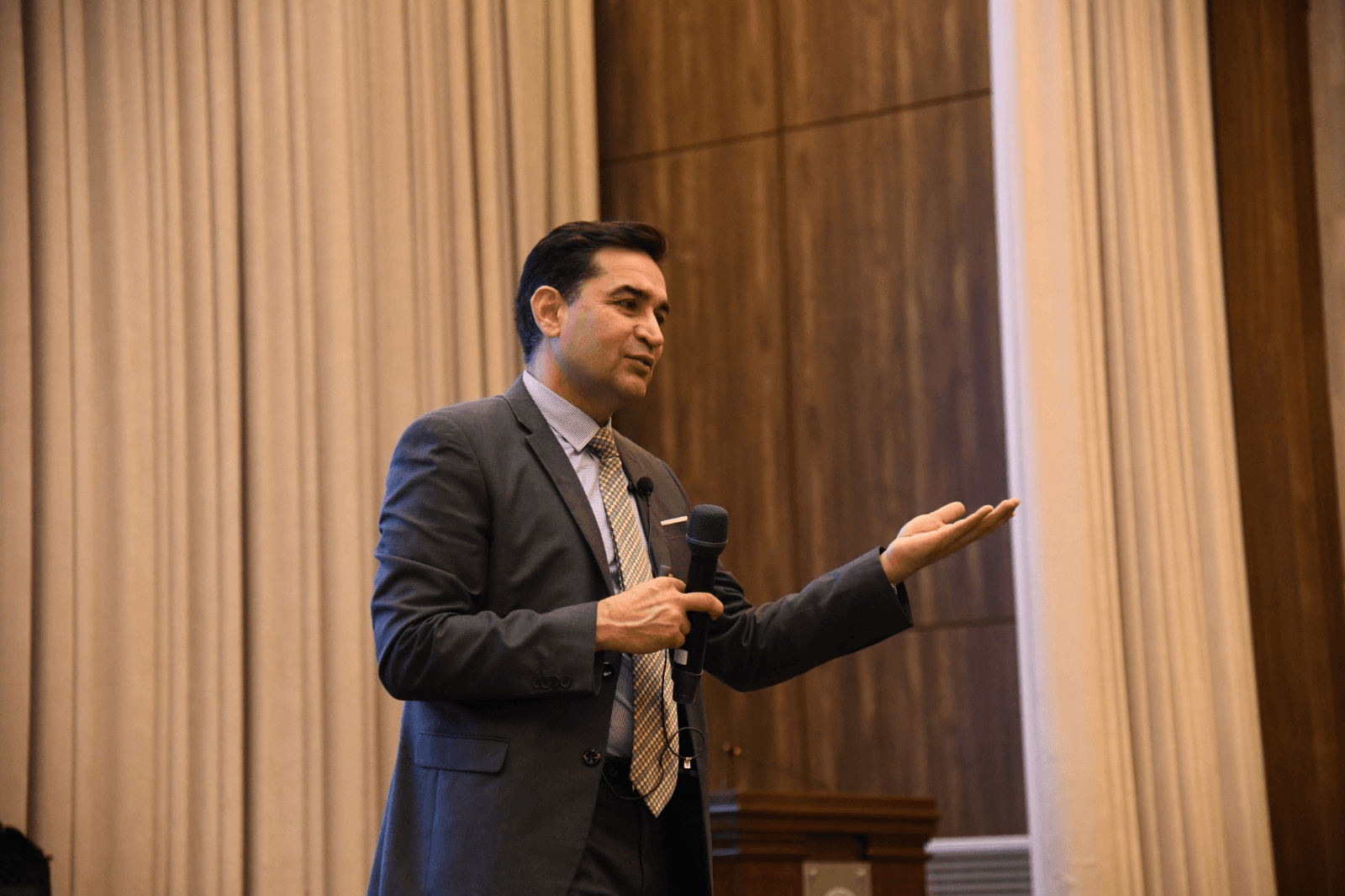 Dr Attiq ur Rehman 1